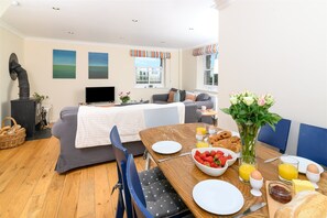 Dining - Mousehole Cottage: sea views, parking & close to village centre, dog friendly. (Mousehole)