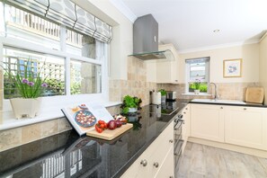 Fridge, microwave, oven, stovetop - Mousehole Cottage: sea views, parking & close to village centre, dog friendly. (Mousehole)