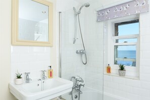 Combined shower/bathtub, hair dryer, towels, soap - Mousehole Cottage: sea views, parking & close to village centre, dog friendly. (Mousehole)