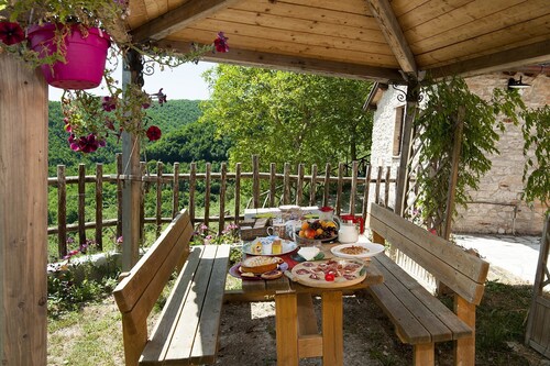 Altes Steinbauernhaus mit Pool, Wi-Fi, großes Wohnzimmer