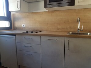 Jääkaappi, uuni, liesi, astianpesukone