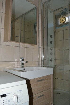 Sèche-cheveux, savon, papier toilette