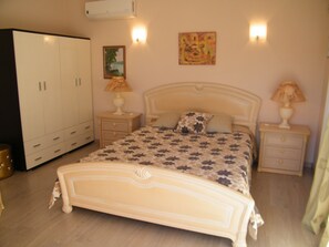 4 soverom, strykejern/-brett, reiseseng for barn og wi-fi