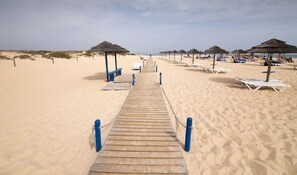 Chaises longues, serviettes de plage