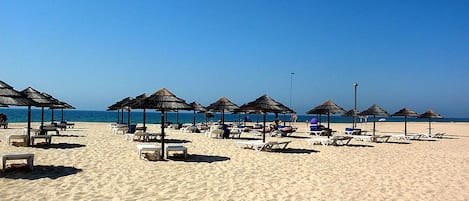 Camastros y toallas de playa