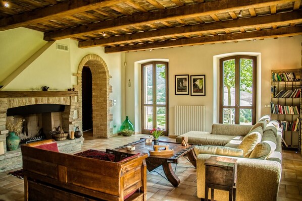 TV, fireplace, video games, DVD player - Magnificent Stone Villa (Avacelli di Arcevia)