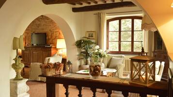Una Smart TV, una chimenea, un reproductor de DVD, libros