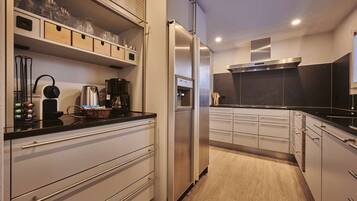 Coffee/tea maker, fridge, microwave, oven