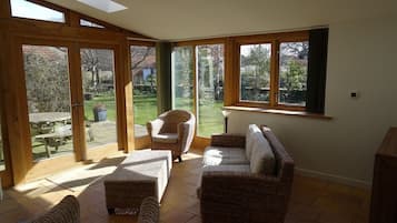 Smart-TV, Kamin, DVD-Player, Bücher