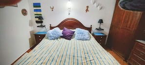 2 habitaciones, tabla de planchar con plancha y ropa de cama 