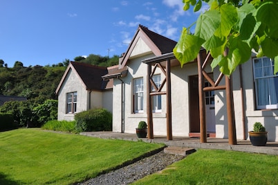 Lochside Cottage With Sea Views