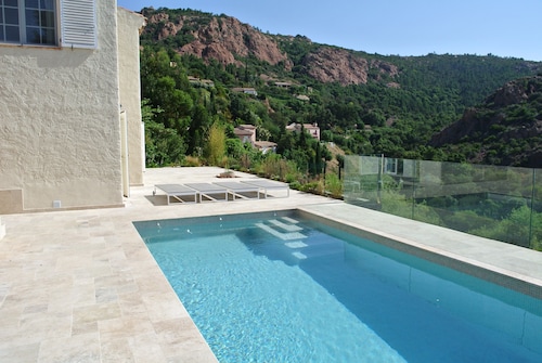 Completely renovated villa for 10 people with a view of the sea and swimming pool