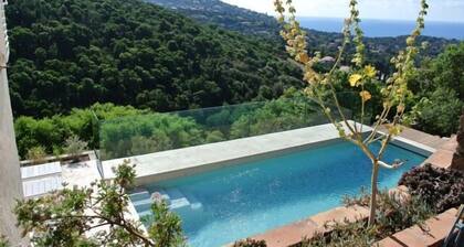 Completely renovated villa for 10 people with a view of the sea and swimming pool