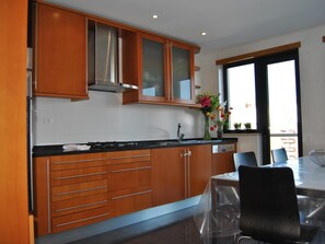 Geladeira, micro-ondas, fogão, cooktop