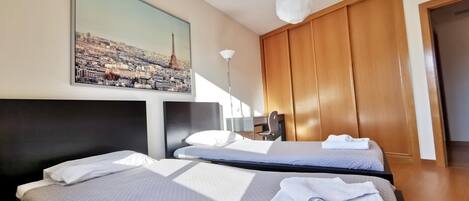 2 bedrooms, iron/ironing board, free WiFi, bed sheets