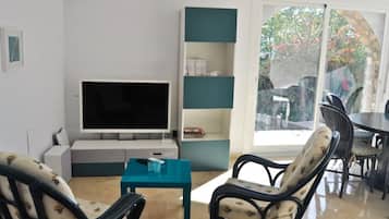 TV, DVD player, pebolim, mesa de pingue-pongue