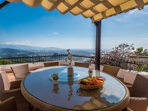 Outdoor dining - Villa Jacuzzi, pool, sauna and wonderful views (Salobreña)