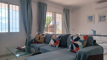 Tv, dvd-afspiller, bøger, stereoanlæg