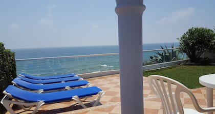 1 House in front of the sea. With garden, swimming pools and powerful WI-FI. costabonita Spain