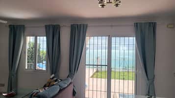 Tv, dvd-afspiller, bøger, stereoanlæg