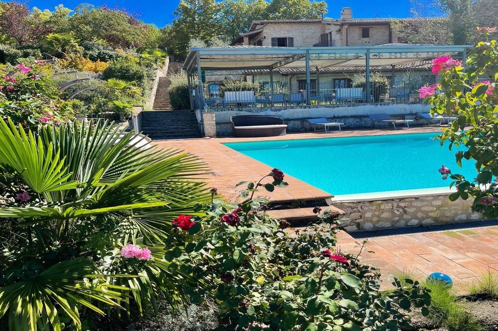 Spoleto Pool Side-Apt 3\/Spoleto centre 0.7 kms\/sleeps 4\/Wifi+aircon