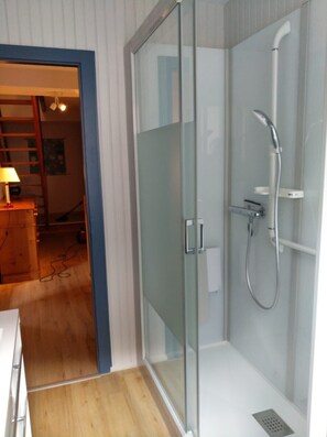 シャワー、ヘアドライヤー、タオル、トイレットペーパー