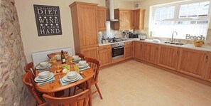 Dining - Gorgeous cosy Fisherman's cottage in Seahouses, Northumberland (Northumberland)