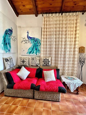 Televisie, een dvd-speler, tafelvoetbal en een tafeltennistafel