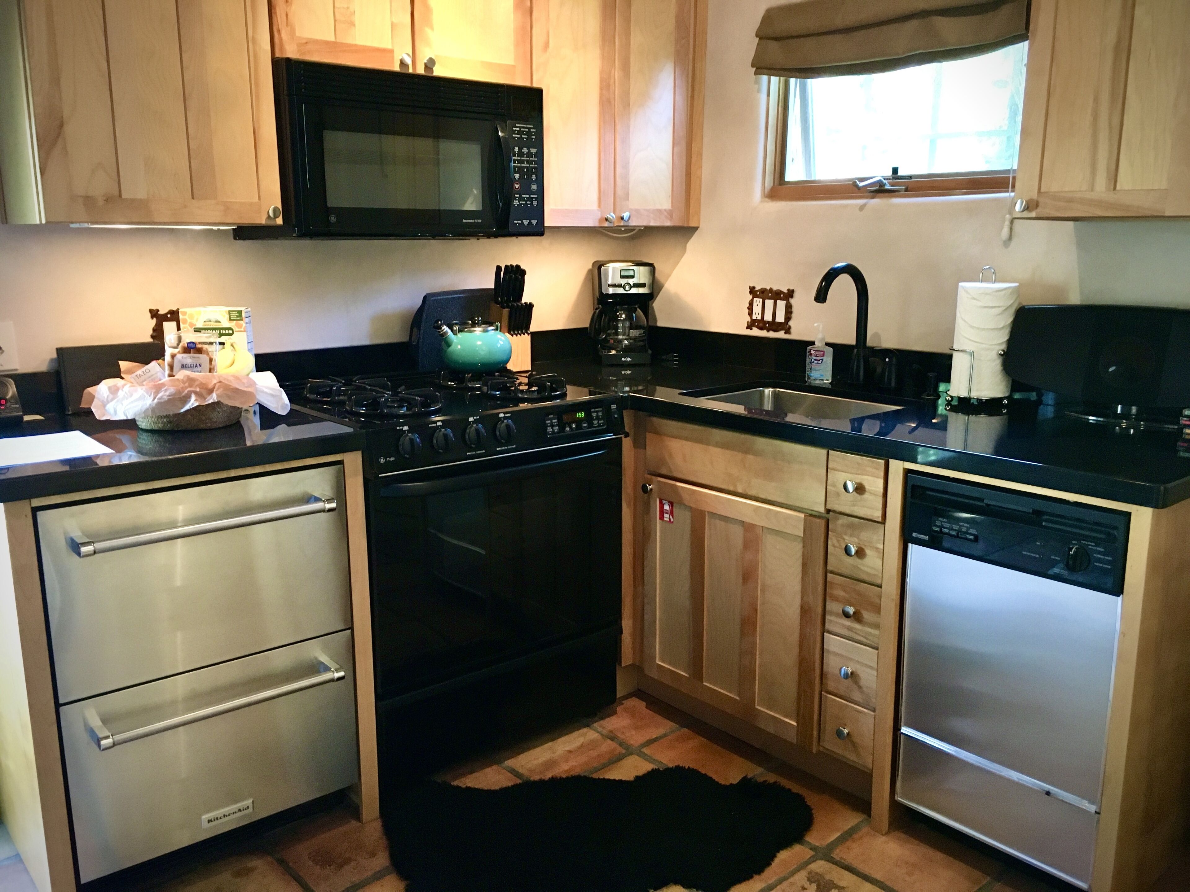 Fabulous Downtown Guesthouse in Historic District, Hot tub! Perfect Location!