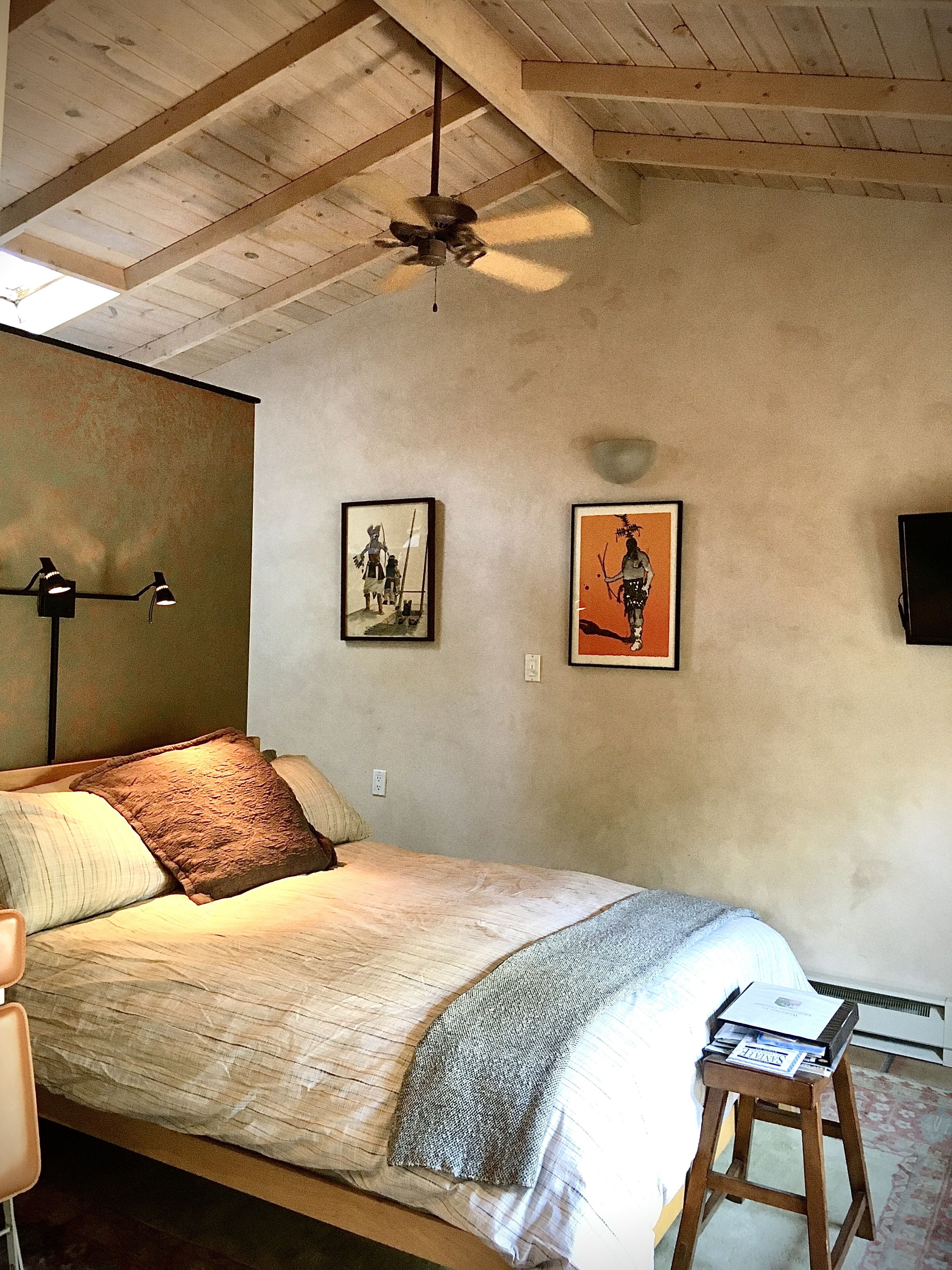 Fabulous Downtown Guesthouse in Historic District, Hot tub! Perfect Location!