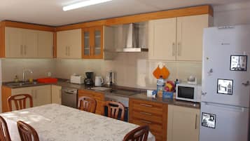 Kylskåp, mikrovågsugn, ugn och spishäll