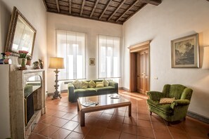 Fernseher, Kamin, Bücher