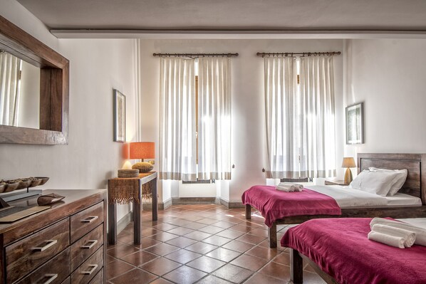 4 bedrooms, iron/ironing board, WiFi, bed sheets