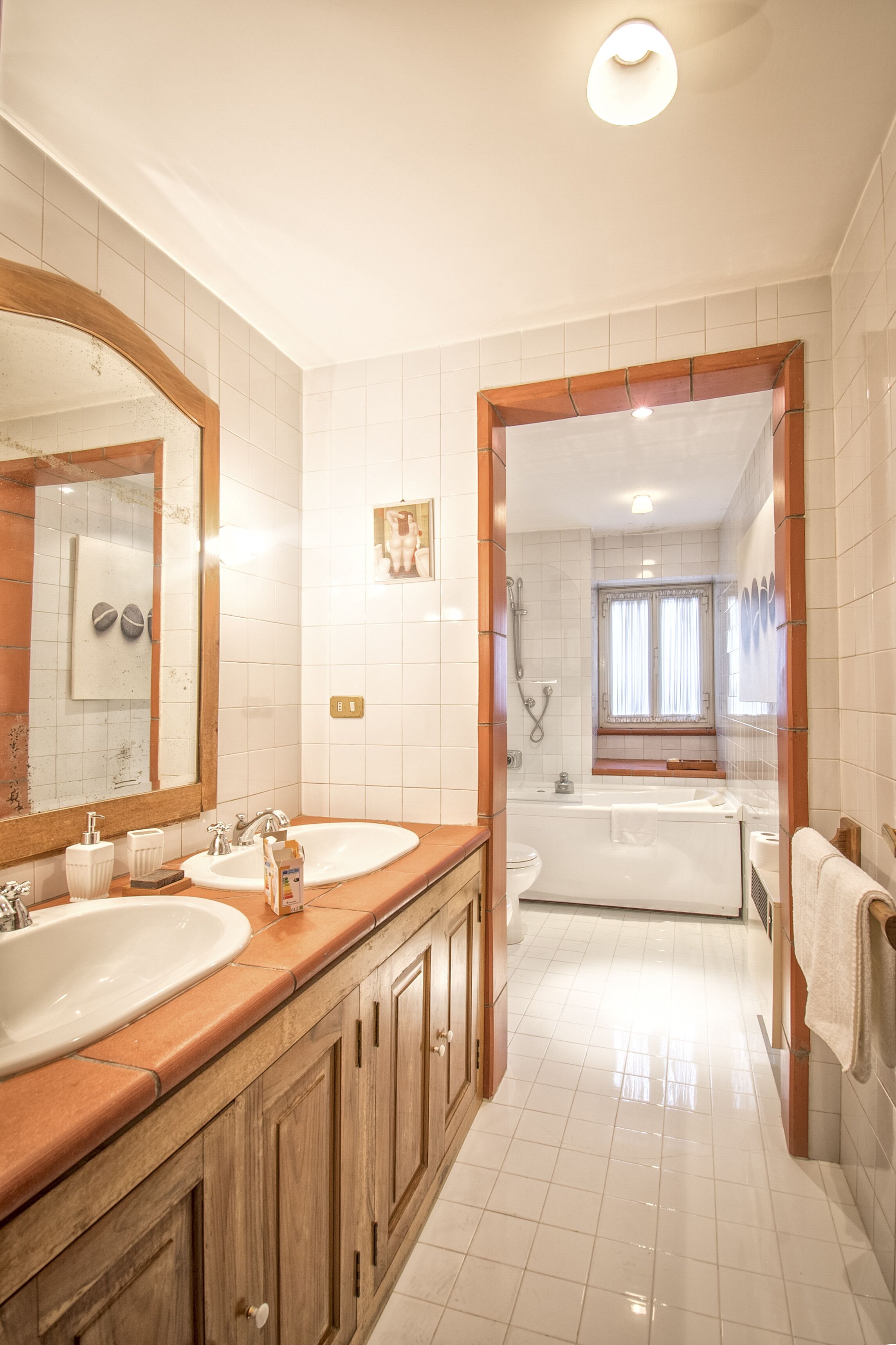 Une salle de bain moderne avec deux lavabos, une baignoire et une douche.
