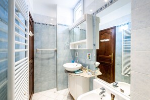 Shower, hair dryer, bidet, towels - Very beautiful 3-room terrace, in the heart of the old town, beach and port at 250 m (Antibes)