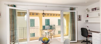 Very beautiful 3-room terrace, in the heart of the old town, beach and port at 250 m