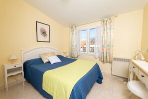 2 chambres, bureau, fer et planche à repasser, lit parapluie