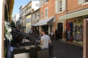 Outdoor dining - Very beautiful 3-room terrace, in the heart of the old town, beach and port at 250 m (Antibes)