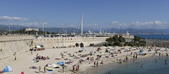Very beautiful 3-room terrace, in the heart of the old town, beach and port at 250 m