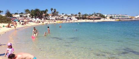 Una spiaggia nelle vicinanze