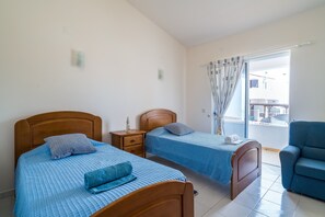 3 makuuhuonetta, tallelokero huoneessa, silitysrauta/-lauta
