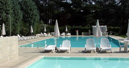 Appartement de deux piÚces dans une résidence entourée de verdure, avec piscine