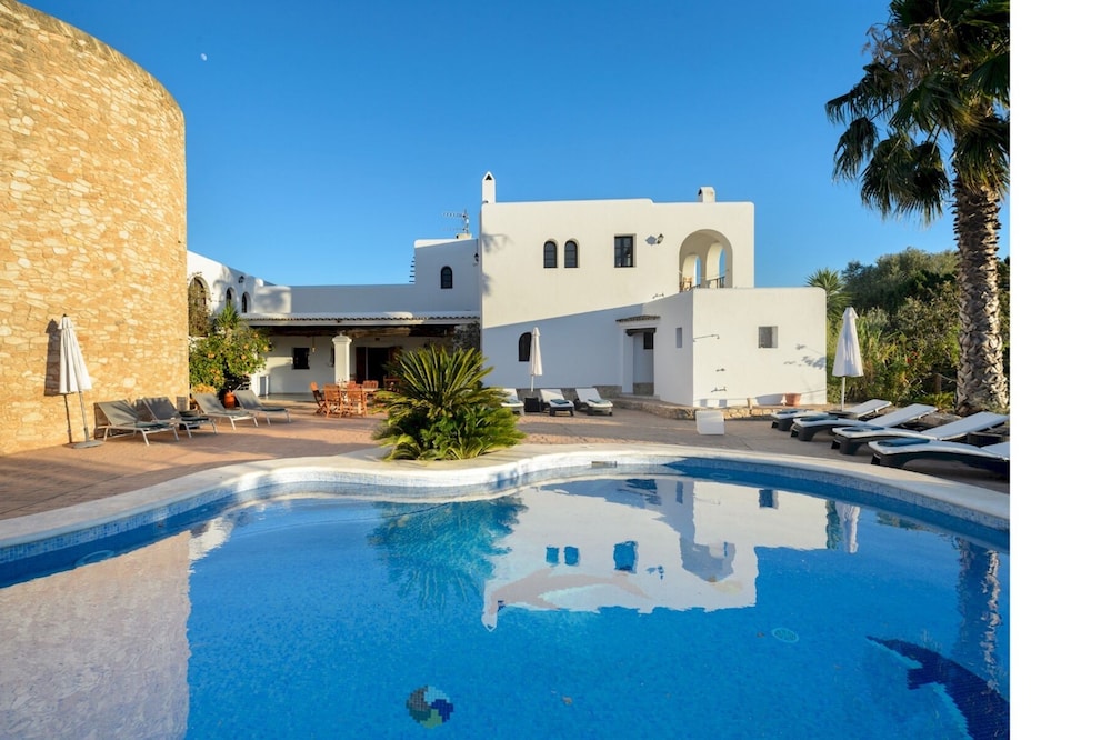 Can Mestre is a huge Villa near to San Antonio
