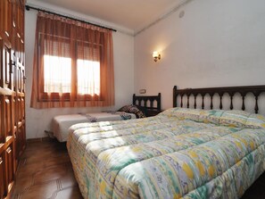 2 bedrooms, iron/ironing board, Internet