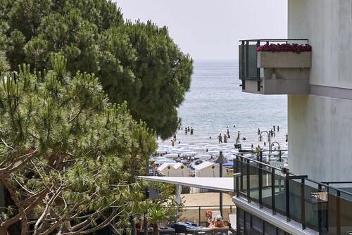 Spacious apartment 30 meters from the sea (via Bafile) and near Piazza Mazzini