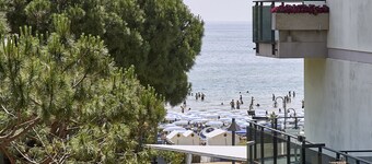 Spacious apartment 30 meters from the sea (via Bafile) and near Piazza Mazzini