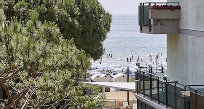 Spacious apartment 30 meters from the sea (via Bafile) and near Piazza Mazzini