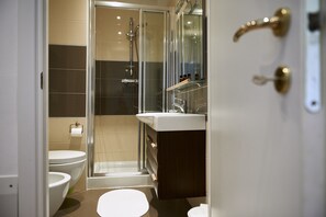 淋浴设施、吹风机、坐浴桶、毛巾