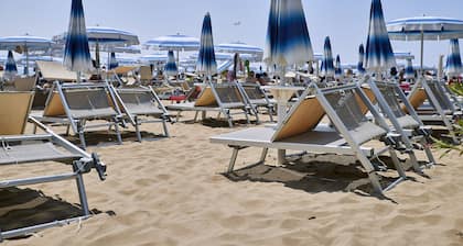 Spacious apartment 30 meters from the sea (via Bafile) and near Piazza Mazzini