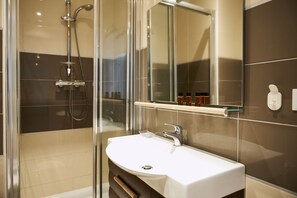 Shower, hair dryer, bidet, towels